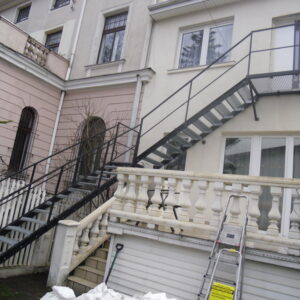 Schody C-system z dwoma podestami i barierkami