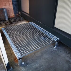 Podest metalowy na nogach